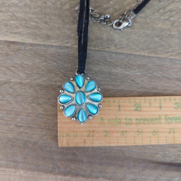 Vtg Silver-toned Flower Choker / Necklace w/ Blue Opalescent Stones / Black Cord - Picture 8 of 9